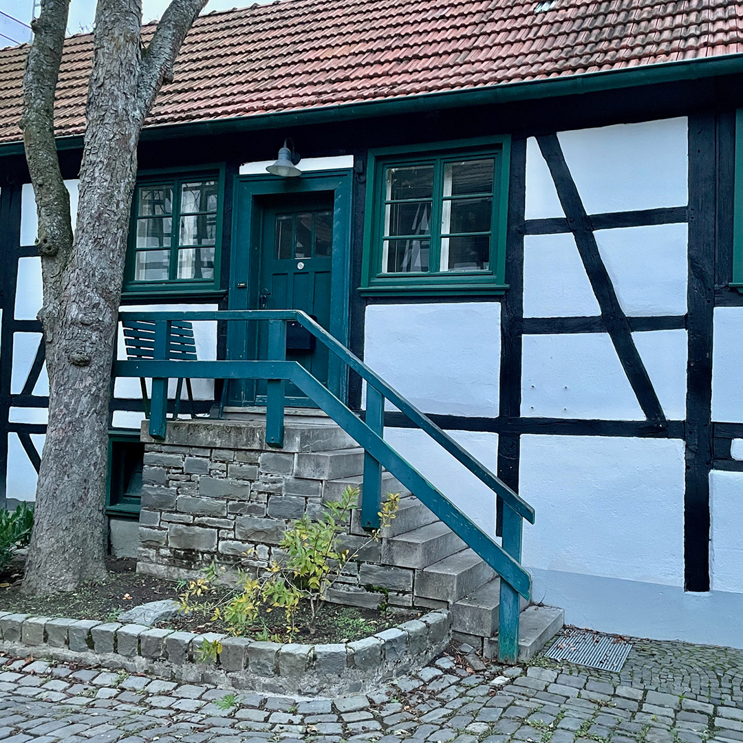 Fachwerkgebäude mit grüner Treppe