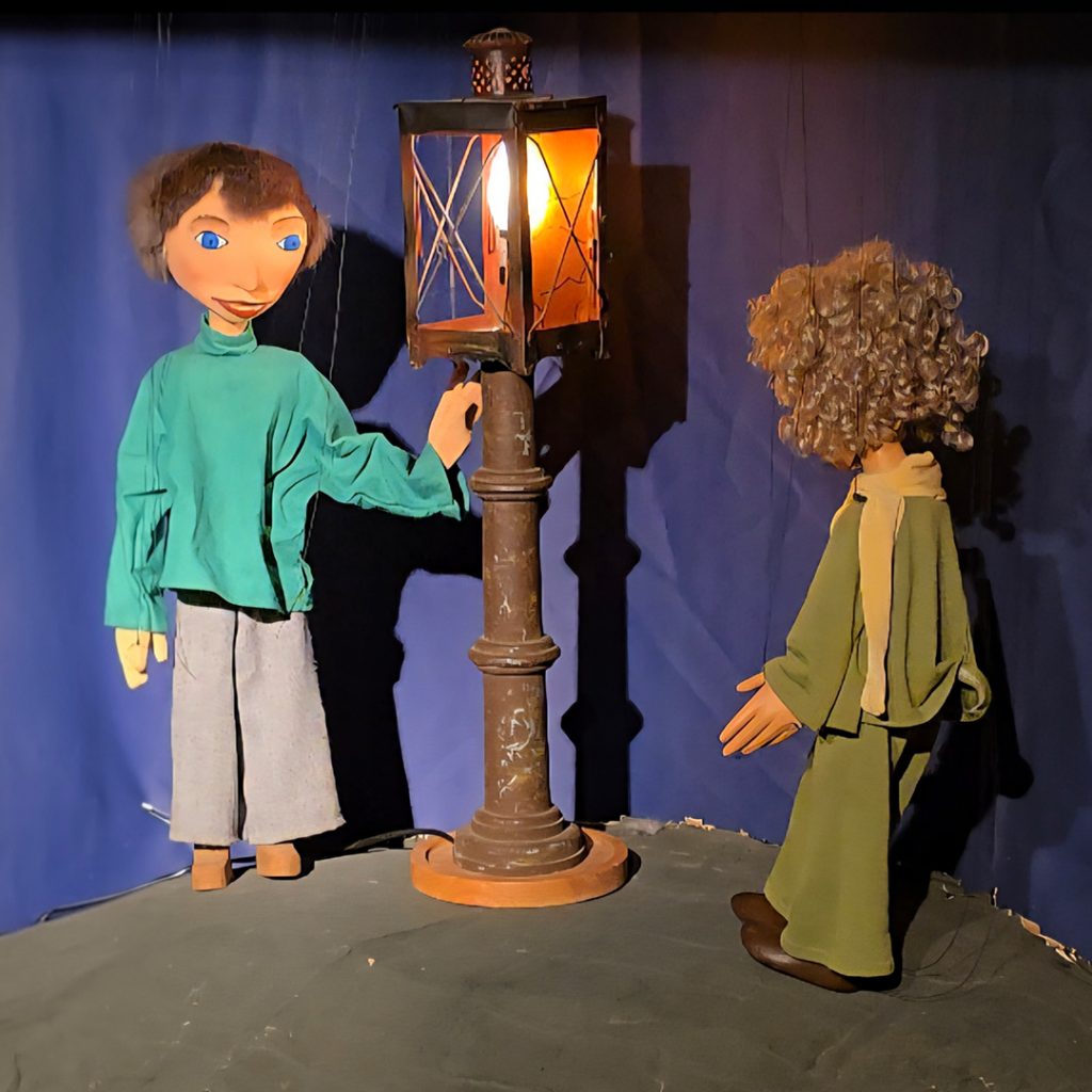 Zwei Marionetten mit einer Lampe